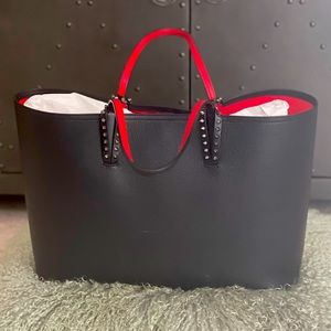 Cabata Christian Louboutin East West Tote-Bag
12"H x 19.3"W x 5.5"D.